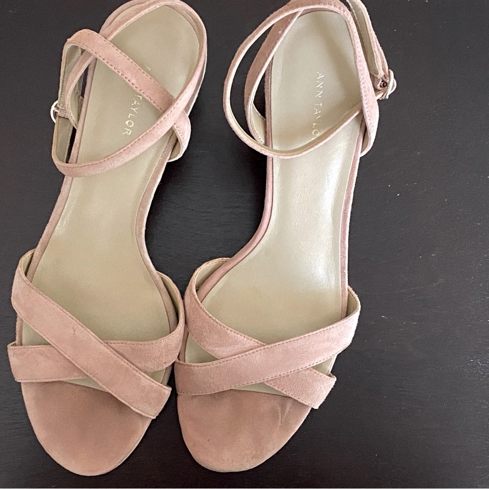 AnnTaylor beautiful sandals with kitten heel
